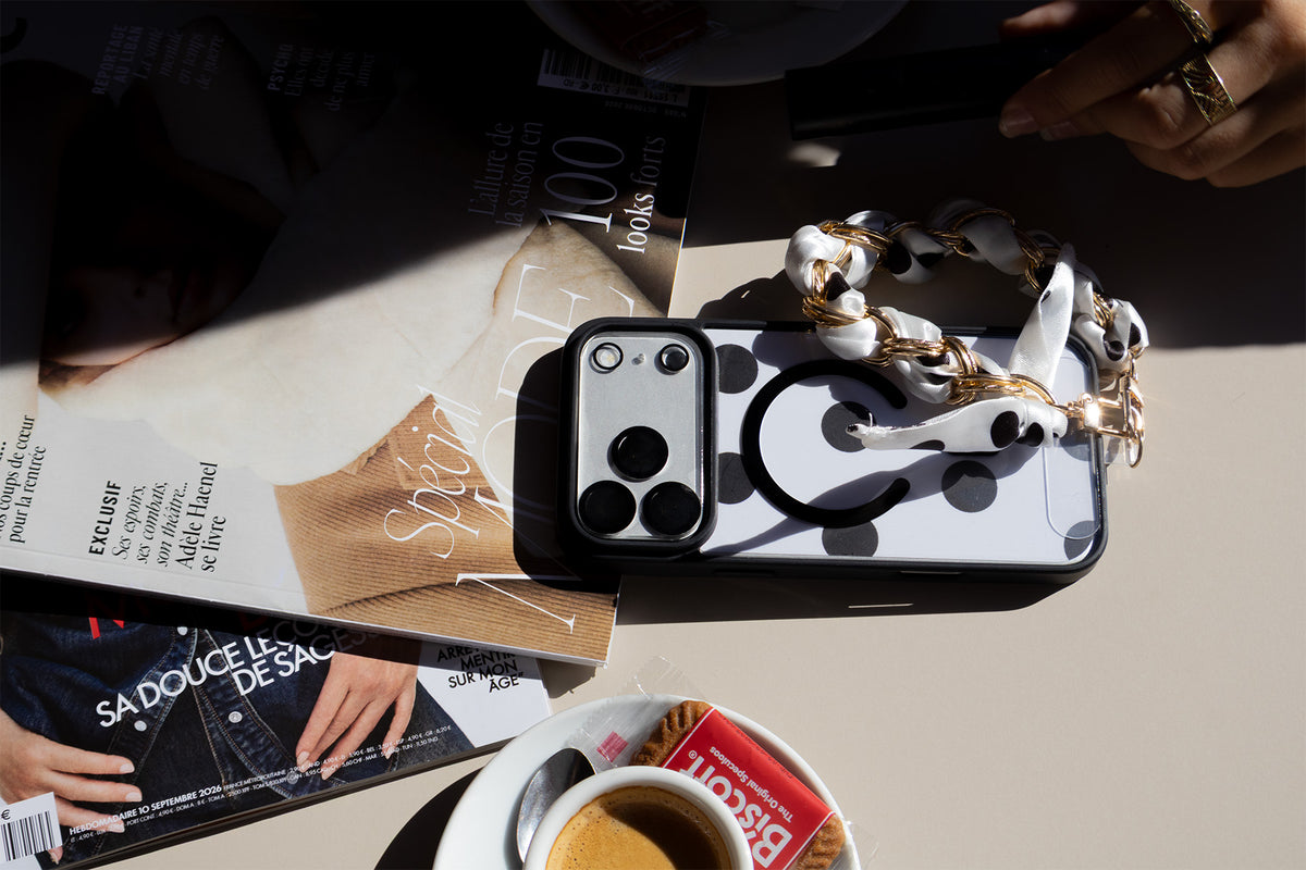 L’Atelier Mode — look Élégance Parisienne : coque noire à pois blancs et chaîne bijou, café parisien